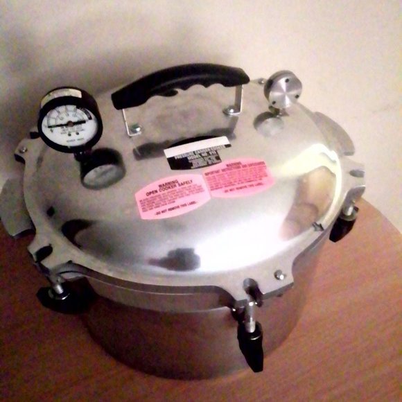 LIKE NEW!! All American 915 15.5 Qt. Pressure cooker - Picture 3 of 10